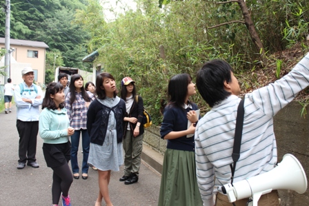 The volunteer students enjoying walking the forest of Hiyoshi 